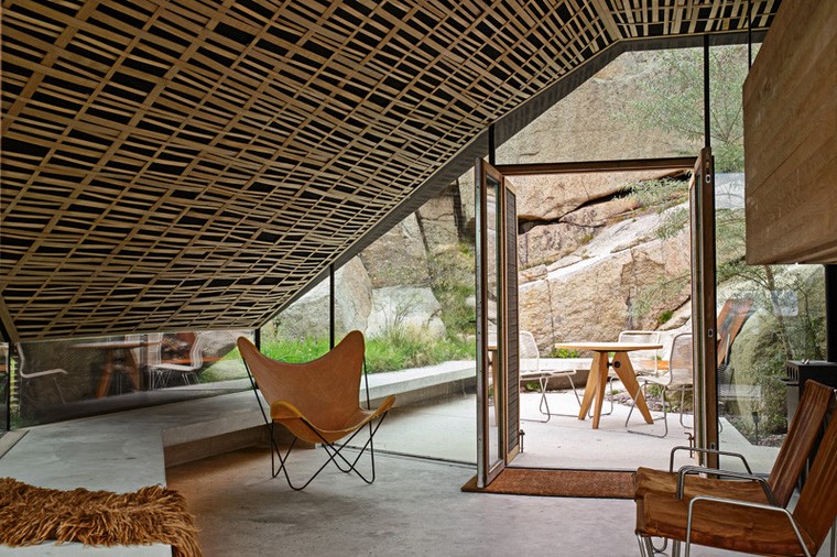 Fotos de casas únicas - Una cabaña construida en la costa rocosa de