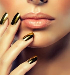 Uñas efecto espejo – última tendencia de moda en la decoración de uñas