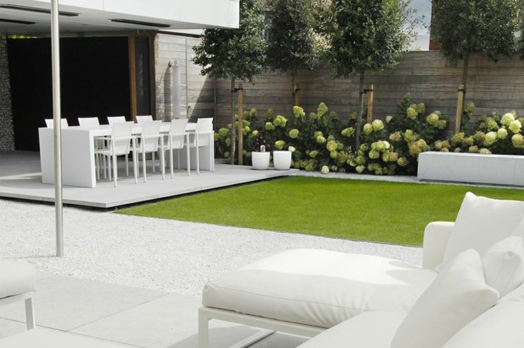 muebles-blancos-en-jardin