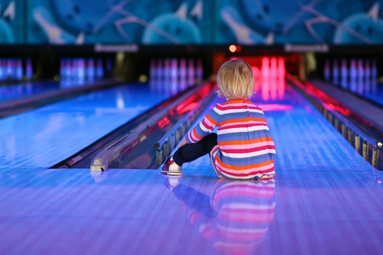 niño-jugando-a-bolos