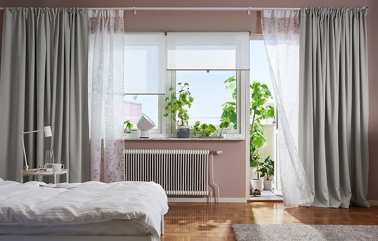 paredes-color-rosa-muebles-blancos-cortinas