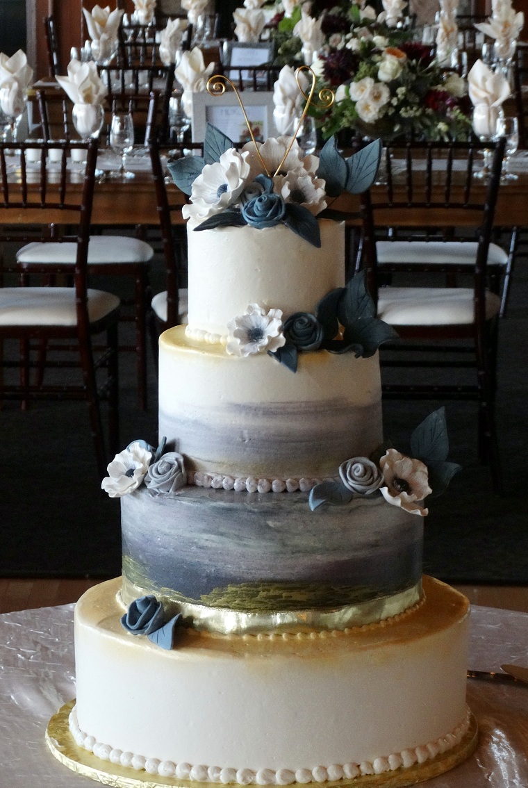 pastel-bello-decorado-flores-color-azul