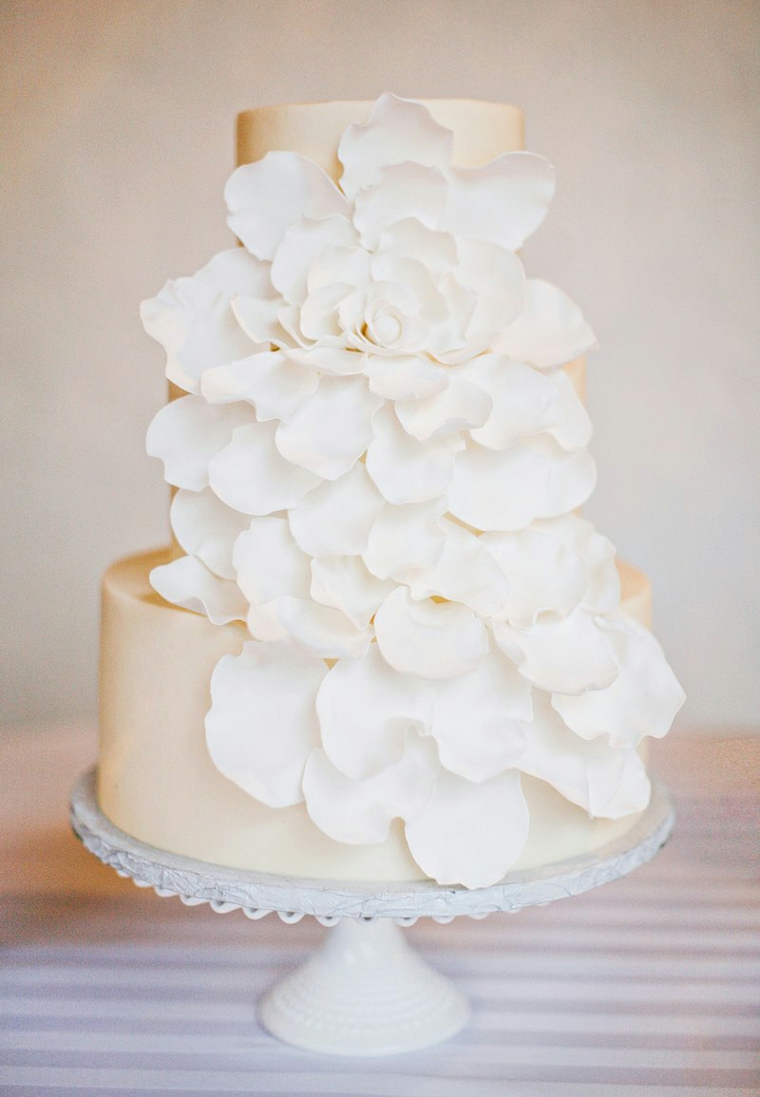 pasteles-de-boda-opciones-blancos-petalo-grandes