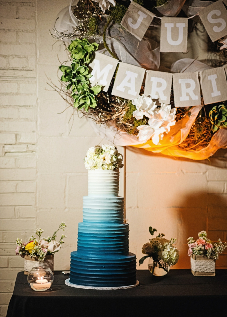 pasteles-de-boda-opciones-estilo-ombre-azul-flores
