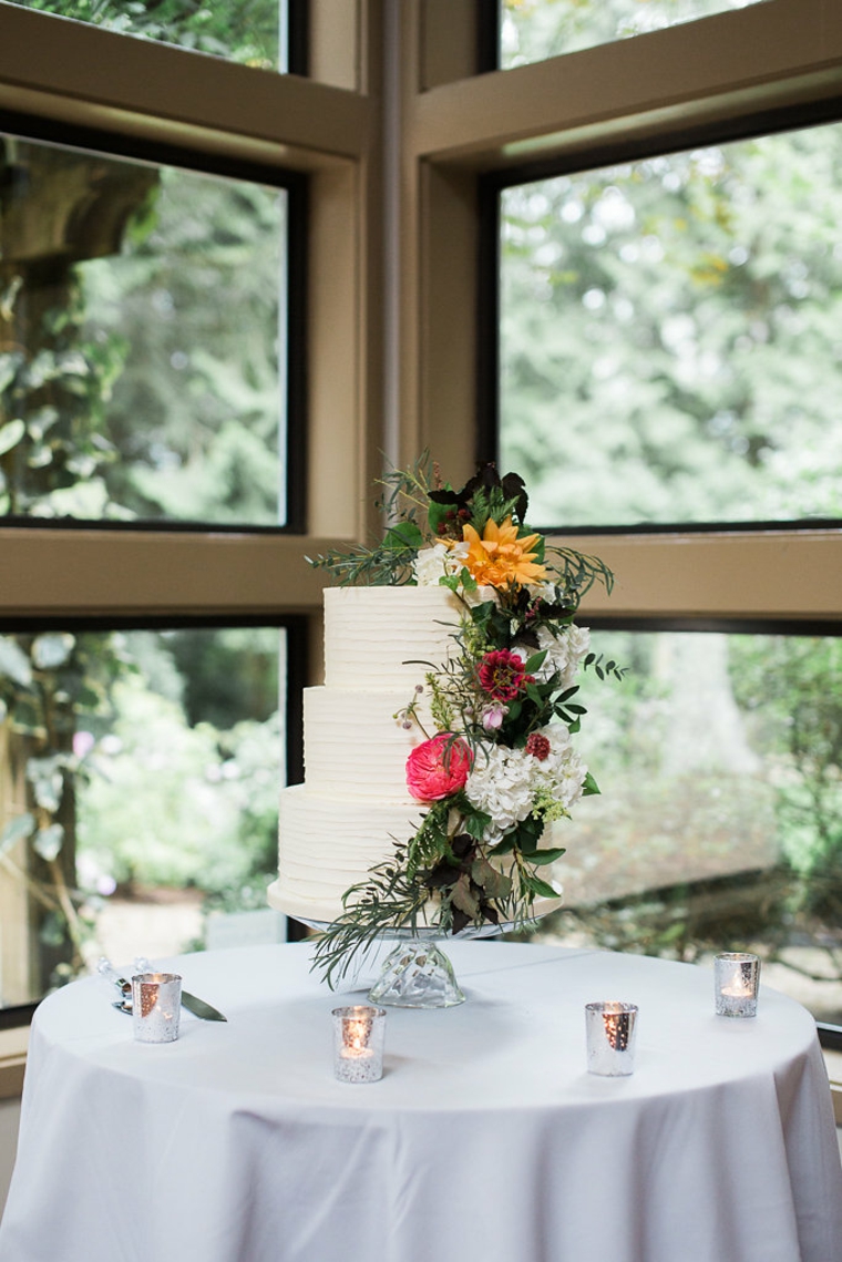 pasteles-de-boda-opciones-flores-ramas-hojas-verdes