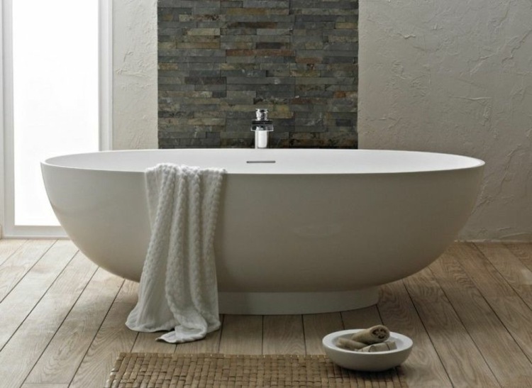 Baños modernos con piedra para crear ambientes frescos y naturales