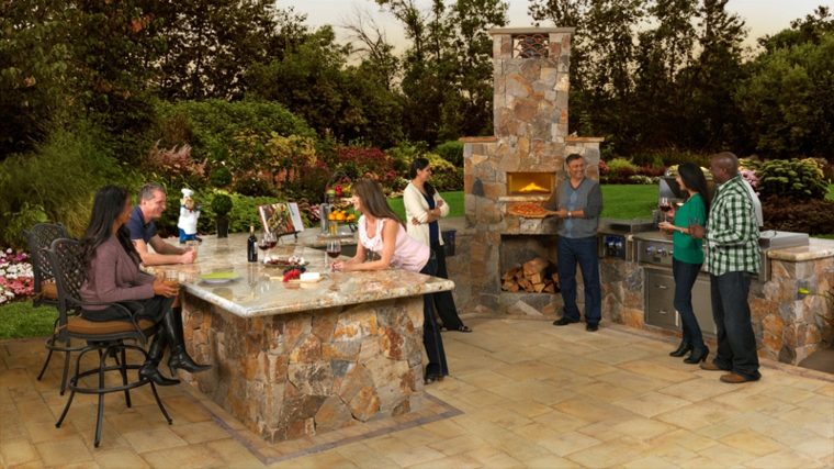 cocina exterior y barbacoa de piedra en el jardín