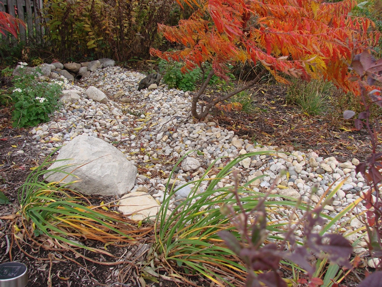 Río seco de piedras en el jardín - un hermoso punto focal para exterior