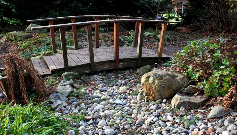 Río seco de piedras en el jardín - un hermoso punto focal para exterior