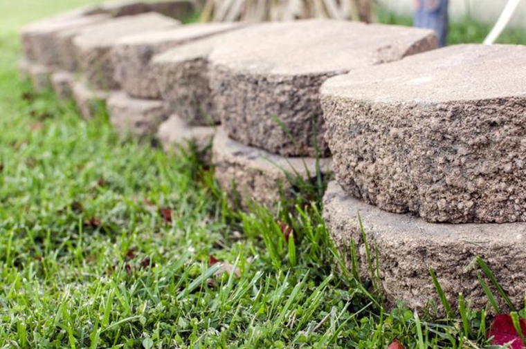 Decore su jardín con bordes de adoquines de plástico