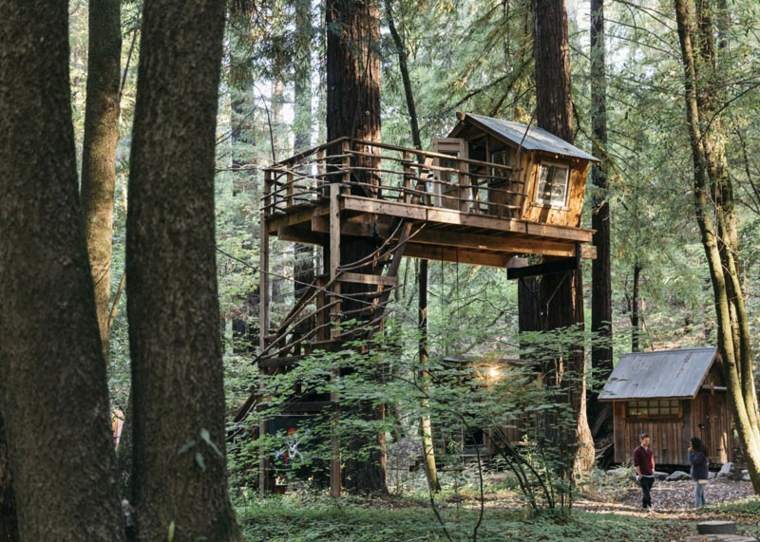 casa de madera moderna en el bosque
