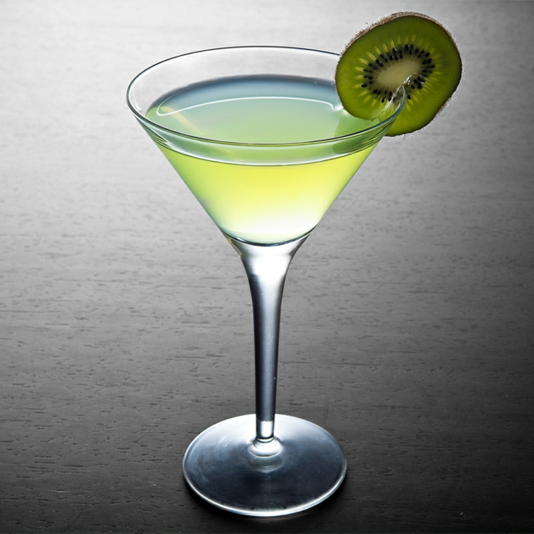 cocteles con alcohol-caseros-kiwi-soda