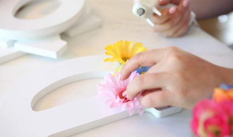 decoraciones-para-casas-flores-pegamento-letras