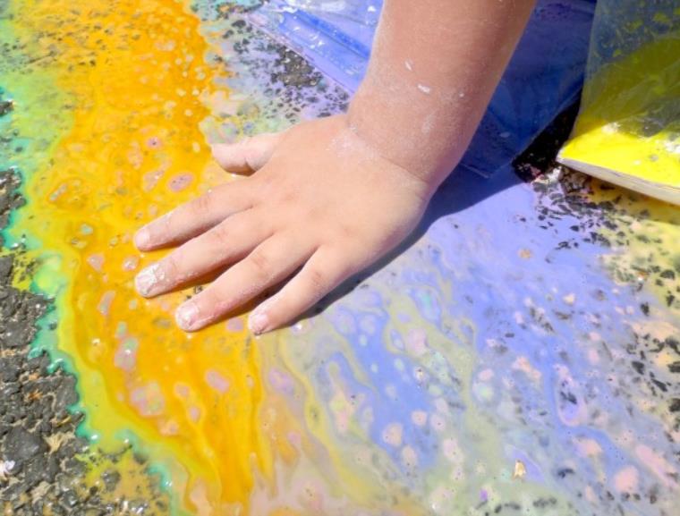 explosion-colores-ninos-pintura-tizas