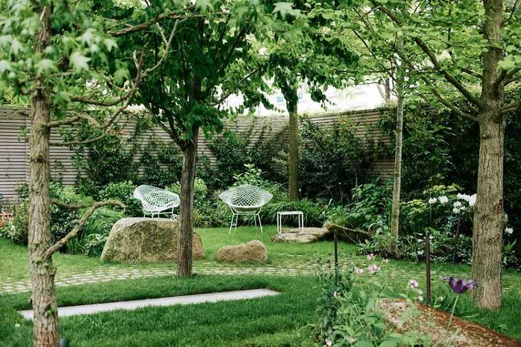 jardin-amplio-plantas-arboles-muebles-diseno-moderno