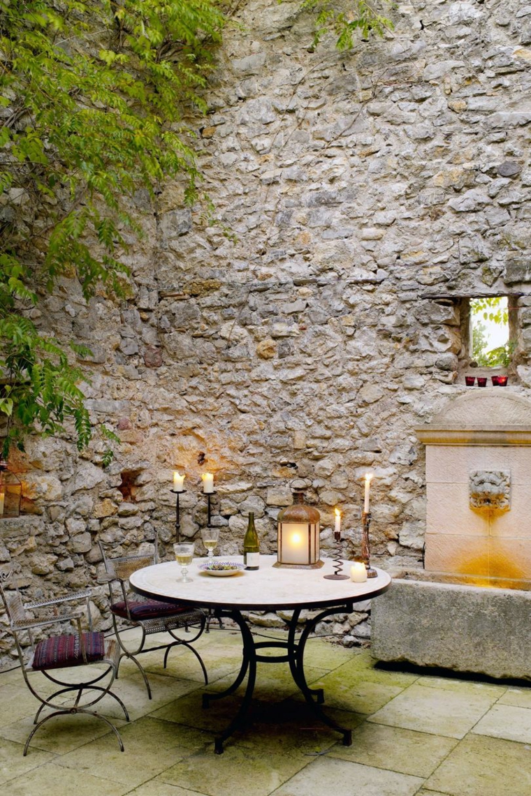 jardin-cerrado-paredes-piedra-estilo-muebles