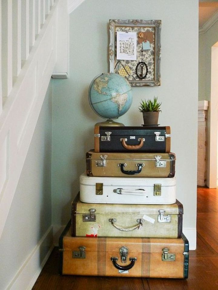 maletas-amontonadas-decorativas-espacio