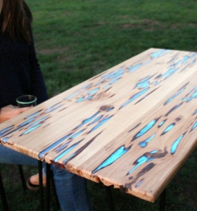 Mesa de madera con incrustaciones de polvo fotoluminiscente - Diy