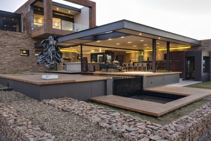 Tipos de arquitectura moderna con piedra, metal y cristal