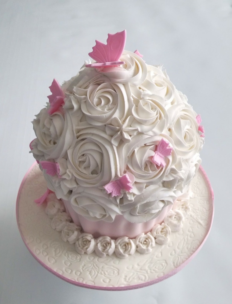 pasteles-ninas-forma-magdalena-color-blanco-crema-ideas