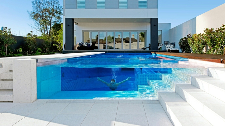 piscina-con-pared-de-vidrio