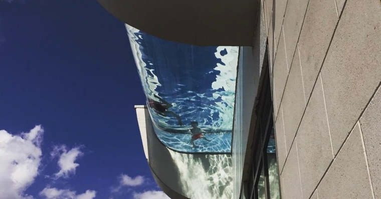 piscina-transparente-en-piso-alto