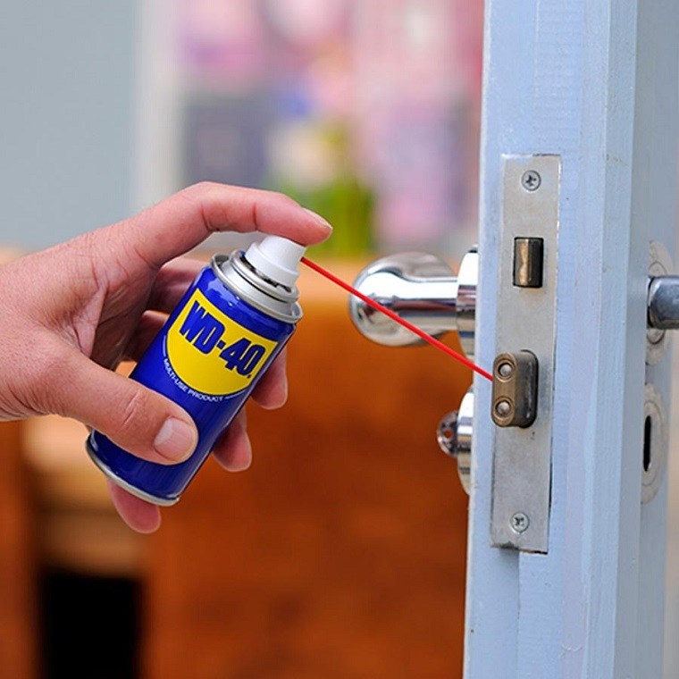 spray-wd-40-trucos-utiliza-cerradura-puerta