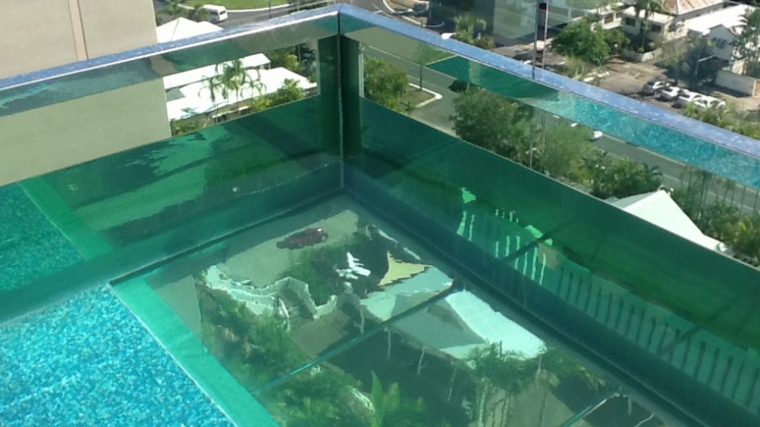 suelo-de-cristal-piscina