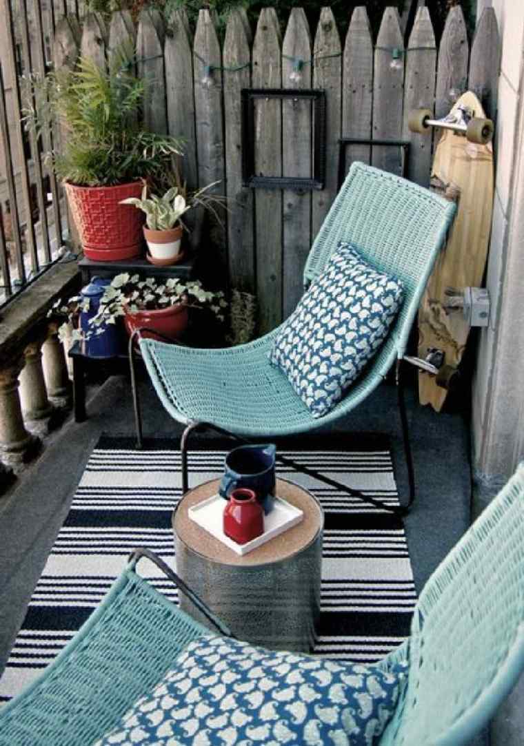 terraza-con-sillas-azules