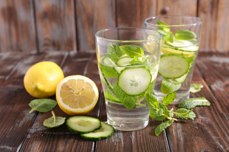 bebidas-alcoholicas-preparadas-casa-agua-pepino-resized