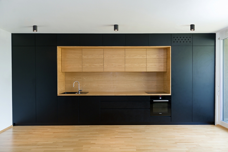 cocina-diseno-simple-empotrada-pared-neghro-madera