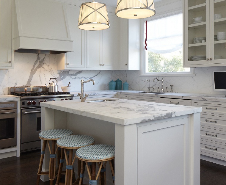 decoracion-para-cocinas-muebles-blancos-estilo-clasico