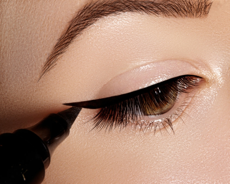 maquillaje-de-ojos-natural-eyeliner-negro-verano-resized