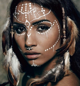Maquillaje de ojos y pintura para cara indígena para los Carnavales