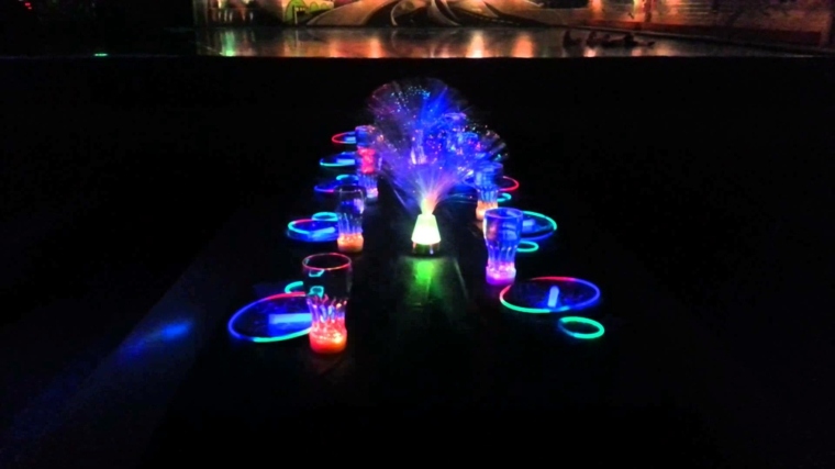 mesa-con-platos-fluorescentes