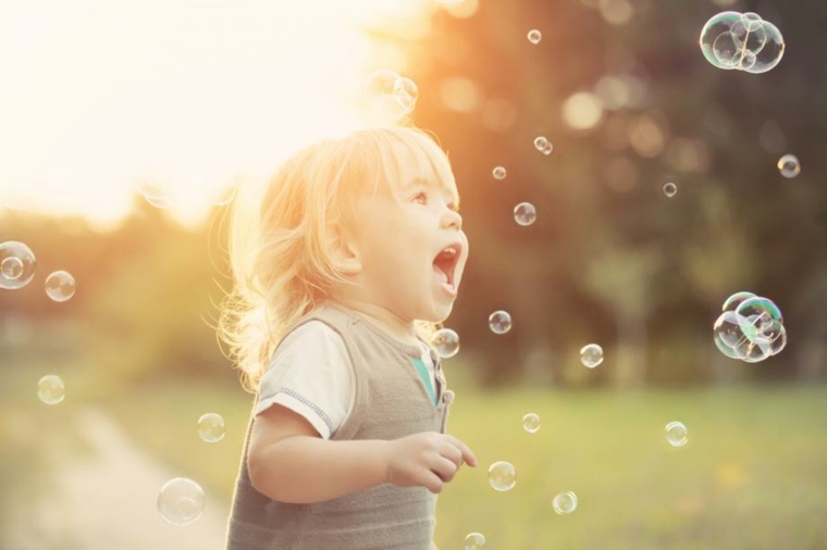niños-jugando-con-burbujas