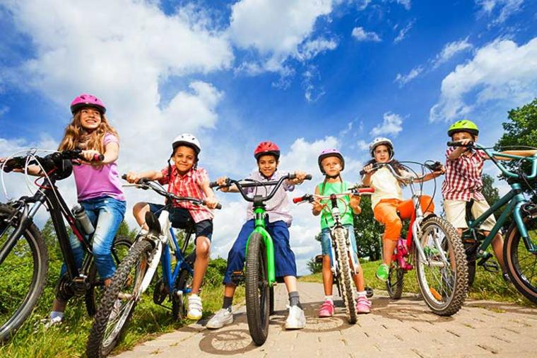 niños-montando-en-bici