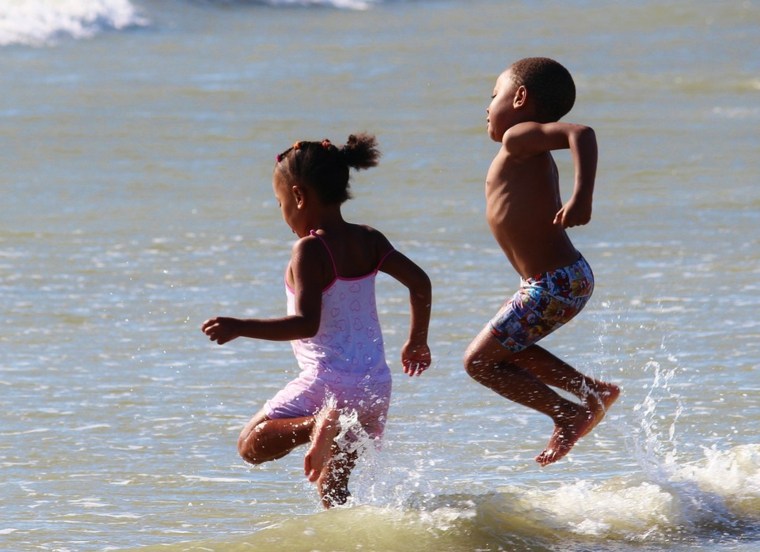 niños-saltando-en-la-playa