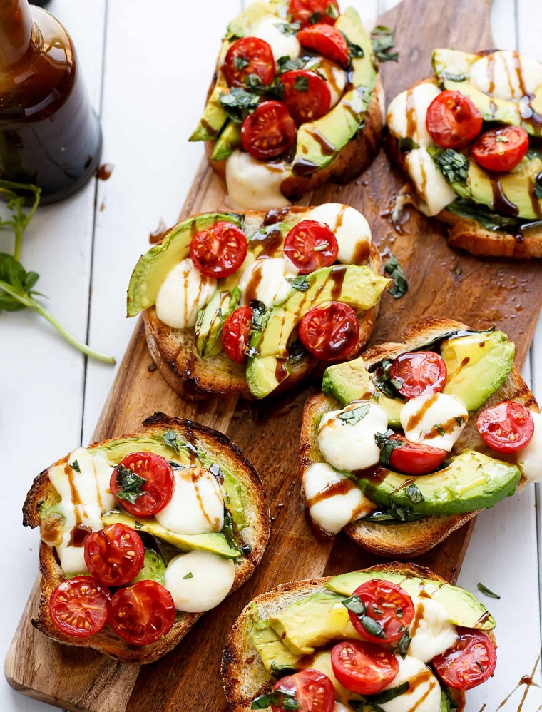 recetas-rapidas-avocado-caprese-crostini