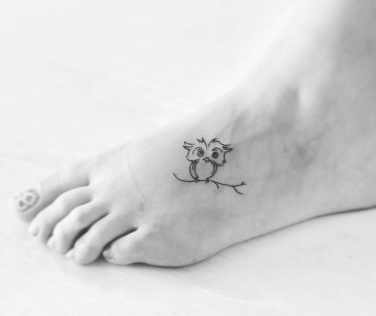 tatuajes minimalistas-pies-mujeres-buho