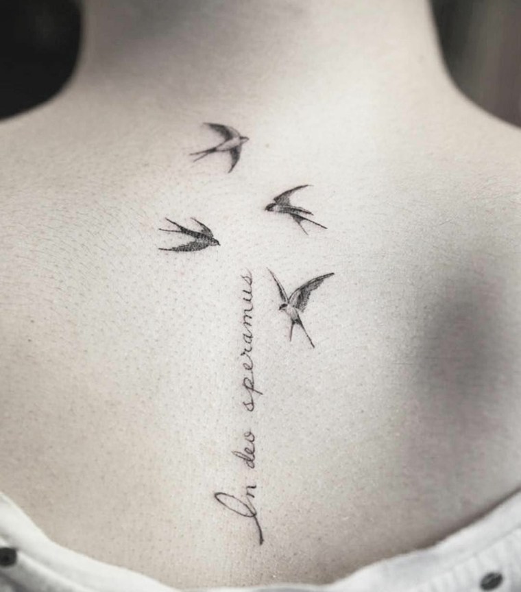 tatuajes pequenos-aves-espalda-mujer