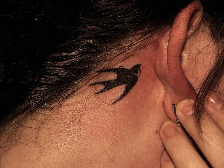 tatuajes pequenos-aves-nuca-mujeres