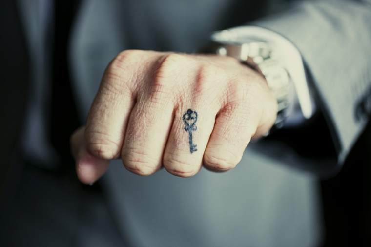 tatuajes pequenos-hombre-llave-dedo