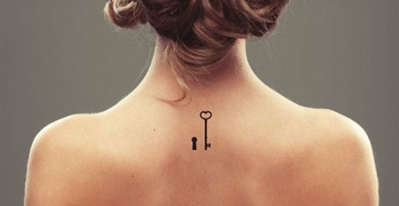 tatuajes-pequenos-llaves-mujeres-espalda-resized