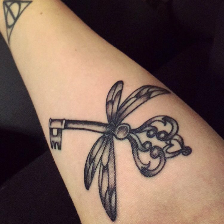 tatuajes pequenos-modernos-llaves-mujer
