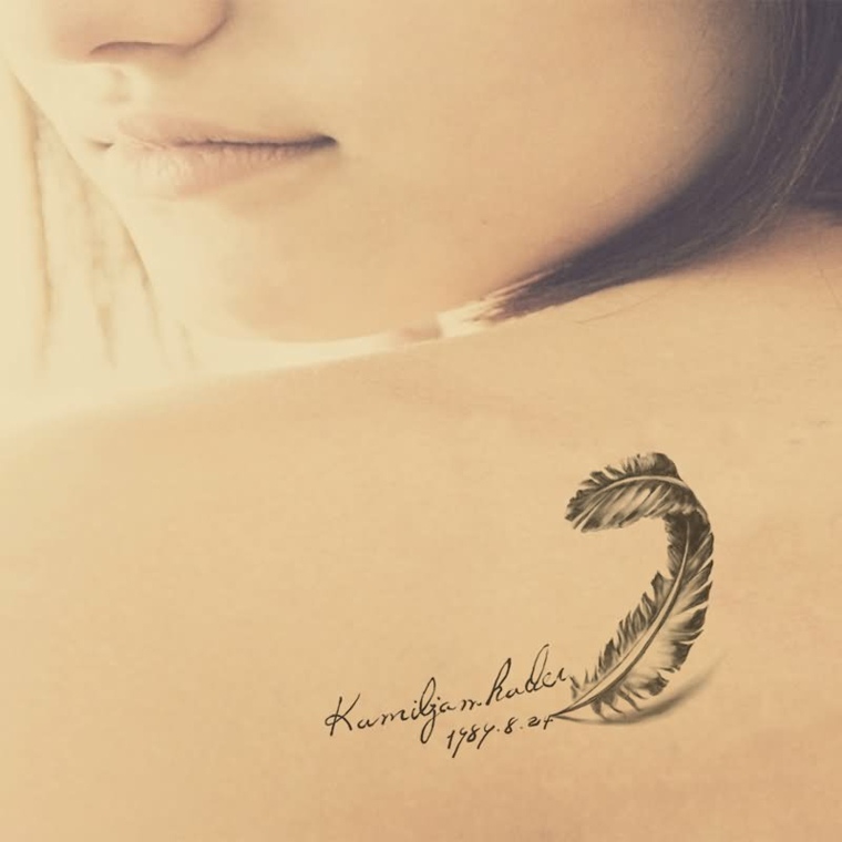 tatuajes pequenos-pluma-hombro-mujer