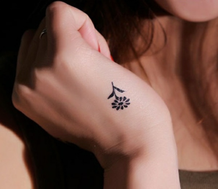 tatuajes pequeños para mujer flor