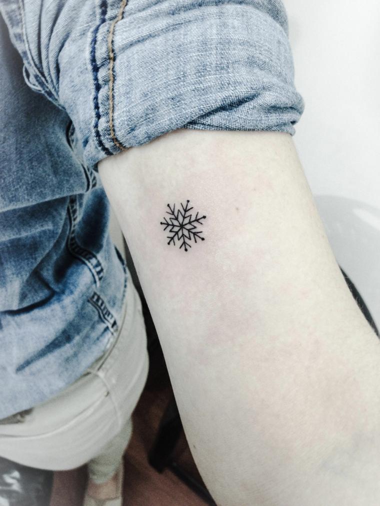 tatuajes sencillos-brazo-copos-nieve
