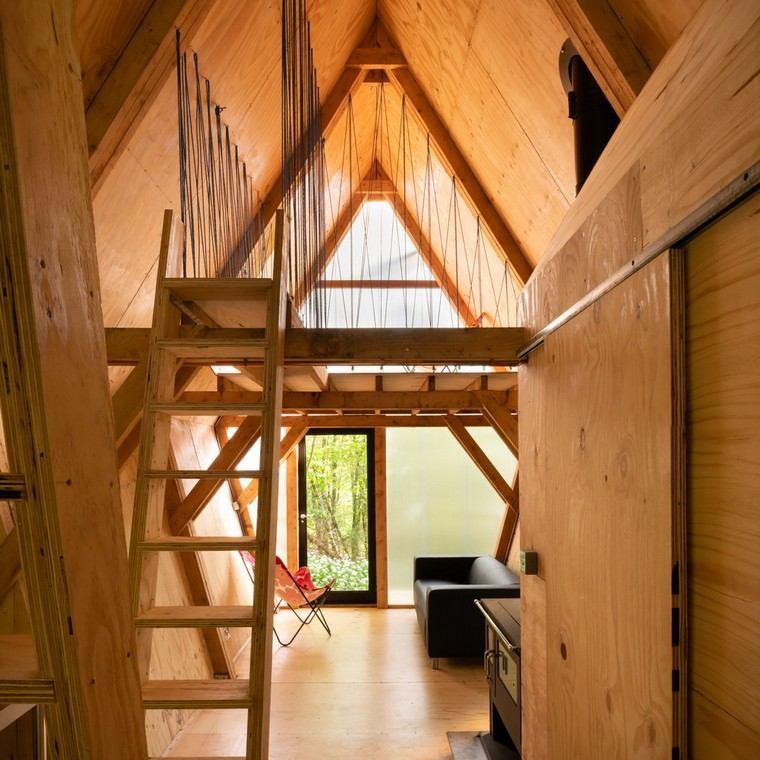 casas-moviles-pequenas-casa-bosque-interior-madera