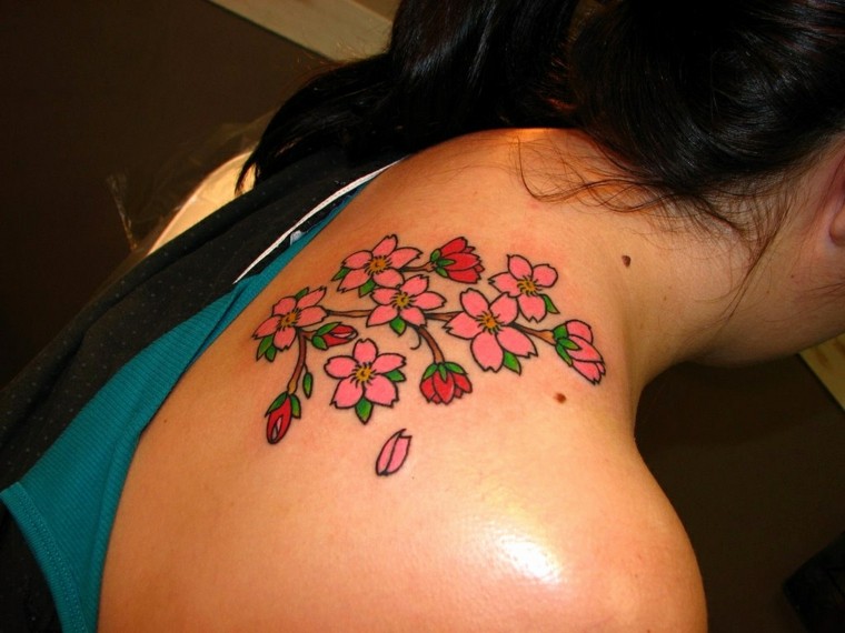Tatuaje de la flor del cornejo